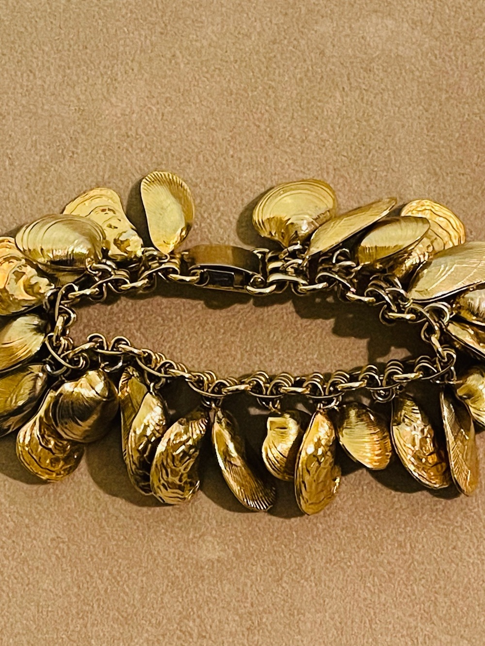 Napier Oyster & Clam Seashells Charm Bracelet 1980s Gold Tone 7 Inches